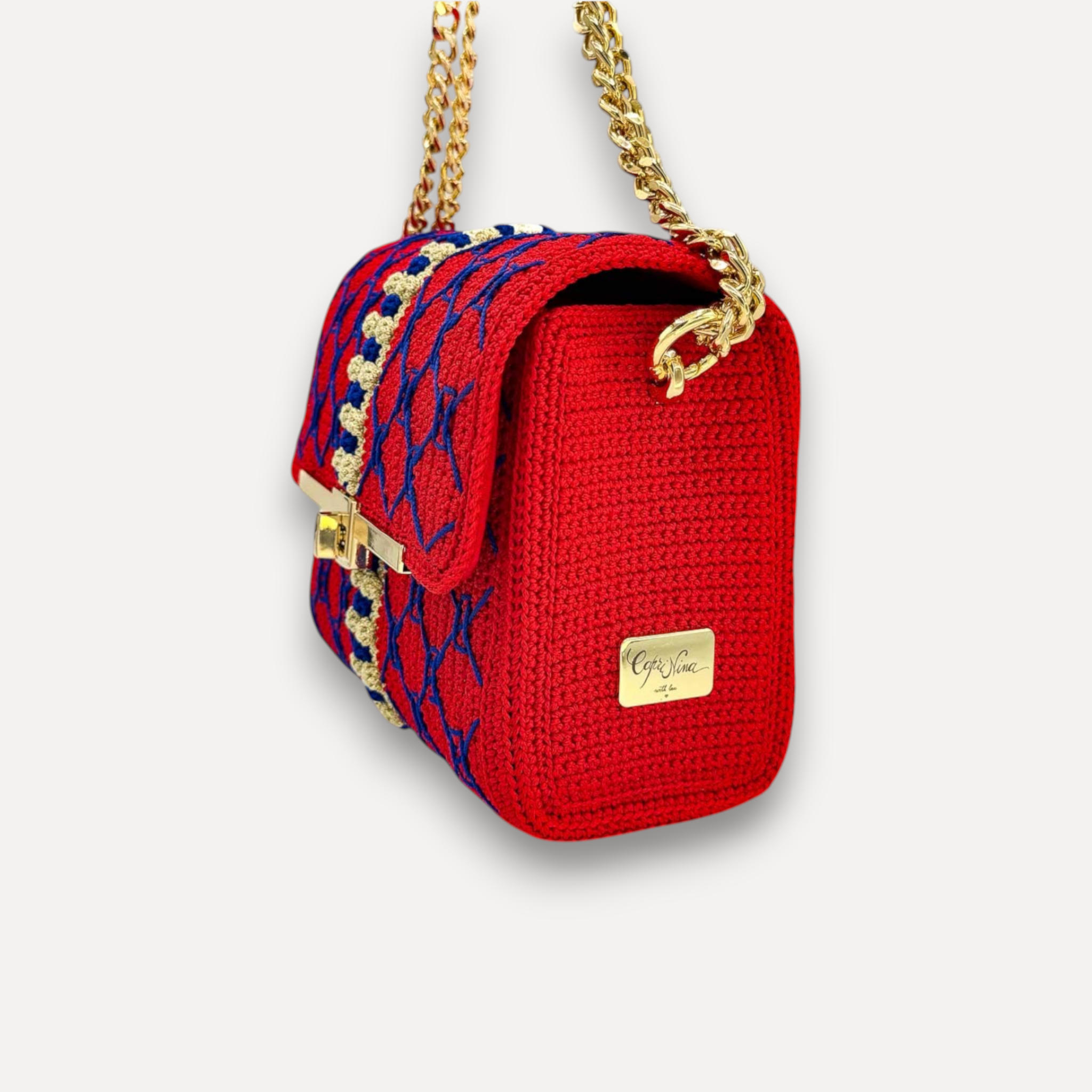 Borsa CapriNina fatta a mano all'uncinetto rossa con ricami blu, chiusura a incastro e catena dorata regolabile
