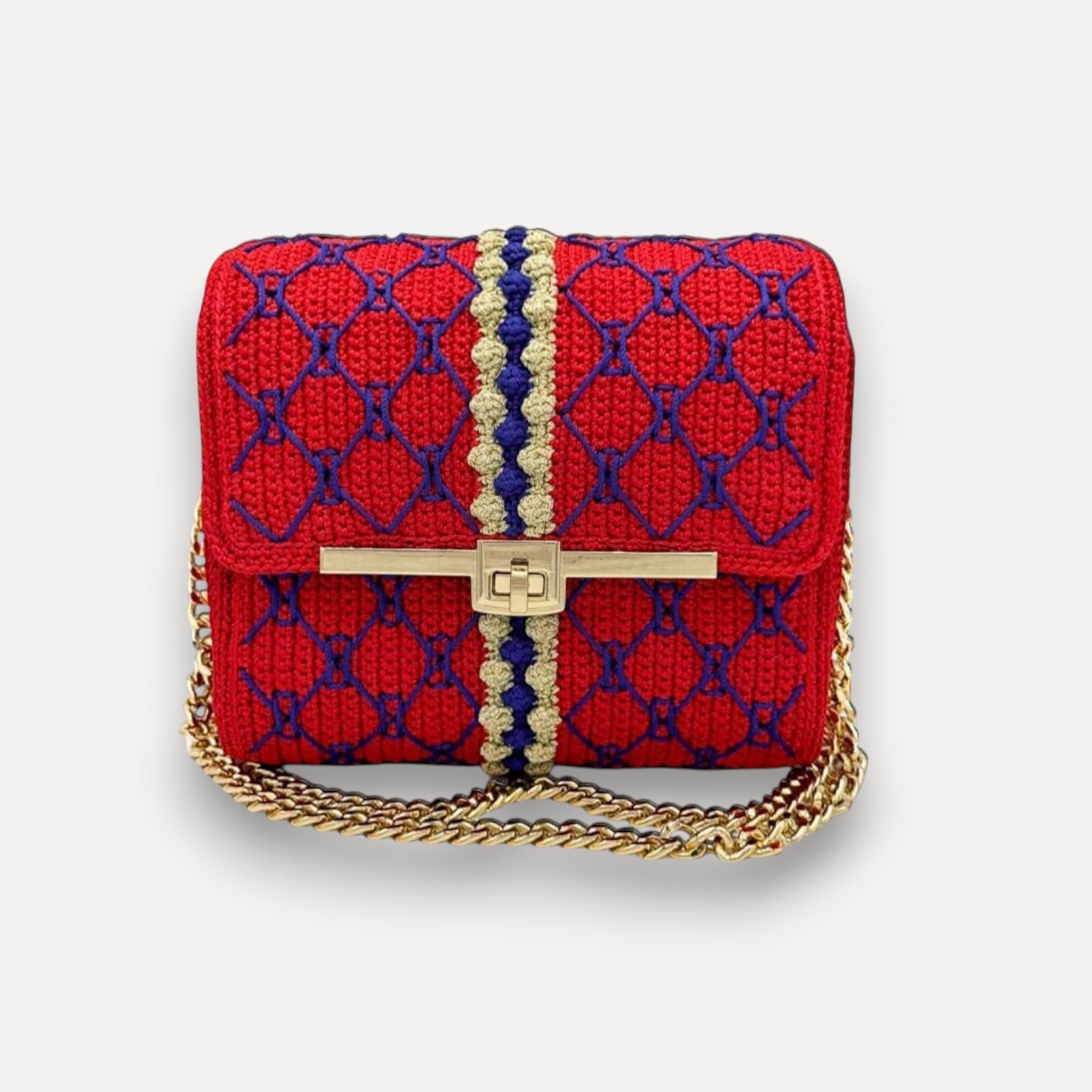 Borsa CapriNina lavorata all'uncinetto rossa con ricami blu, chiusura a incastro dorata e tracolla a catena regolabile