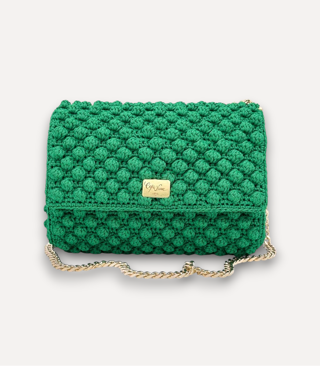 Borsa CapriNina Ninetta verde smeraldo lavorata all'uncinetto con catena dorata regolabile e logo in metallo